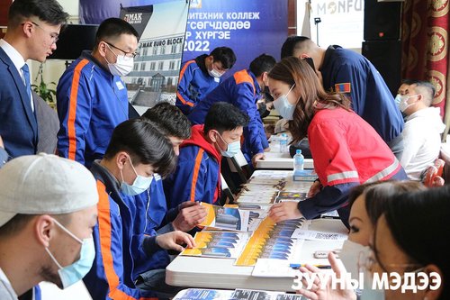 Төгсөгчид мэргэжлийн дипломоо ажлын байрны урилгатай хамт гардлаа